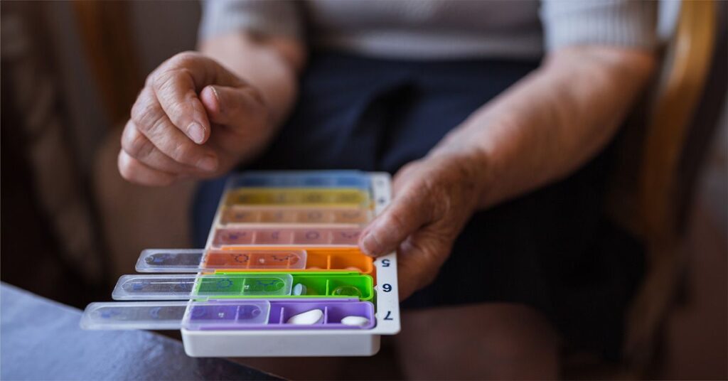 L’utilisation quotidienne d’aspirine chez les personnes âgées reste répandue malgré les risques potentiels
