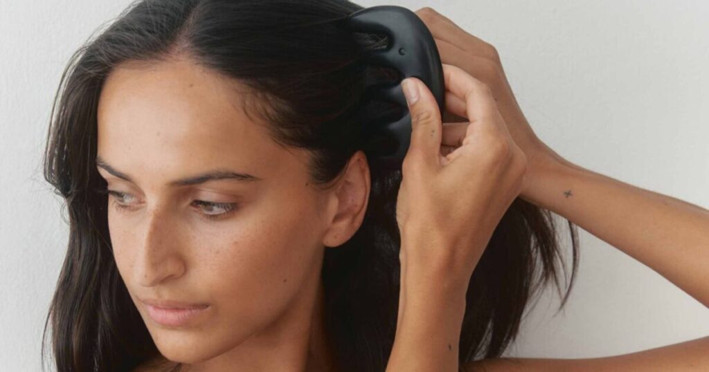 Comment faire le massage de la tête qui renforce les cheveux en deux minutes