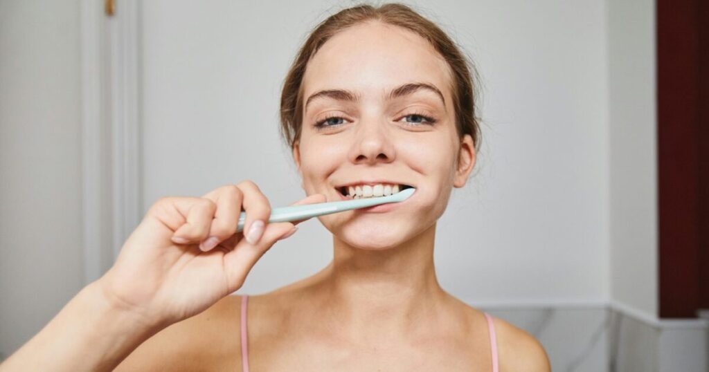 Pourquoi il est préférable de se brosser les dents avant de prendre le petit-déjeuner