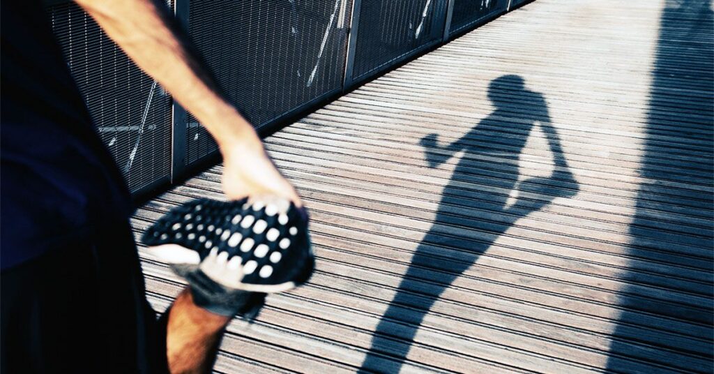 La capacité à rester en équilibre sur une jambe pourrait prédire le vieillissement neuromusculaire, suggère une étude
