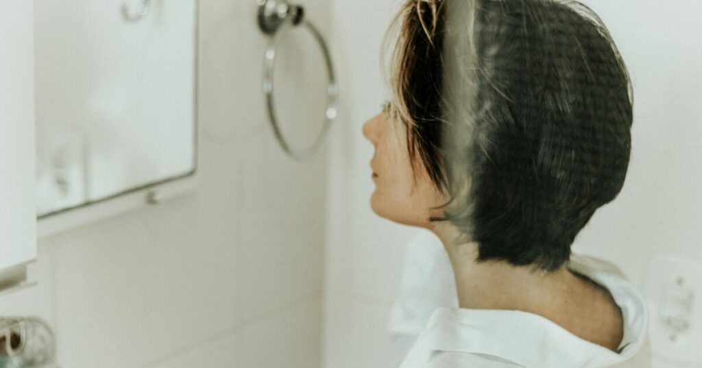 Pilosité faciale à la ménopause : c'est normal et il existe une solution