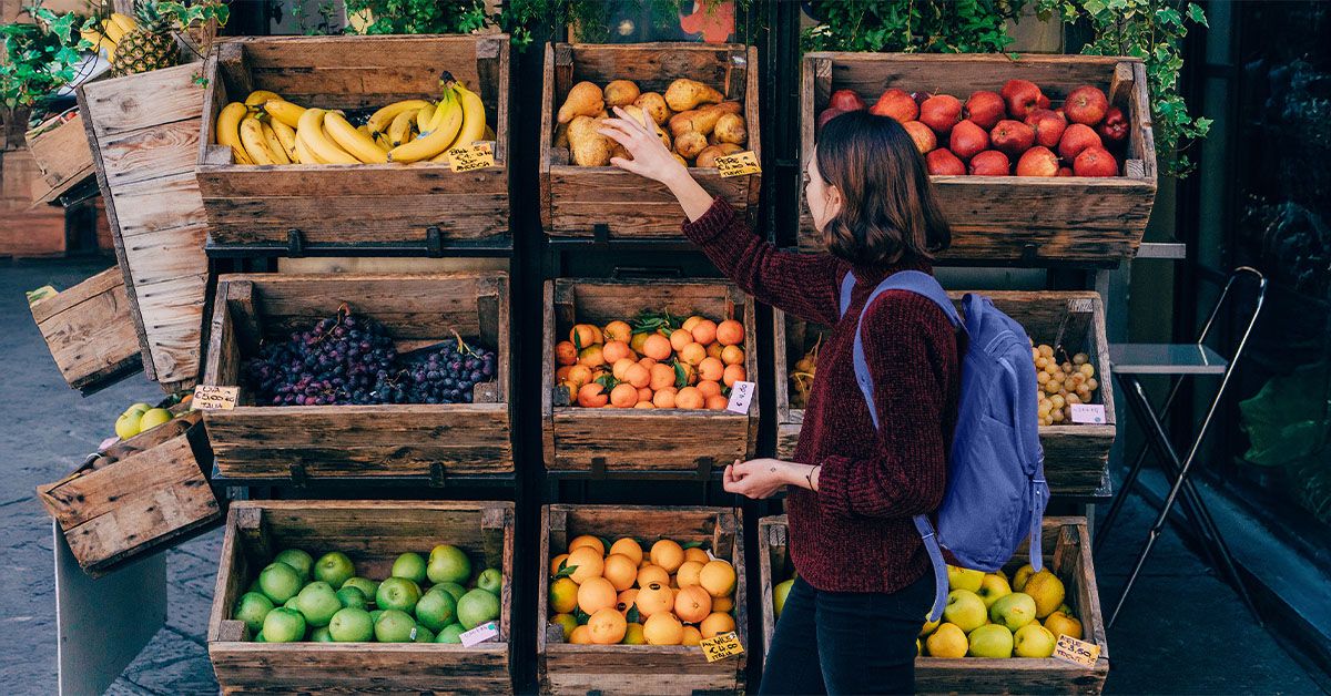 Une alimentation riche en aliments végétaux entiers et en poisson pourrait éloigner le cancer du côlon