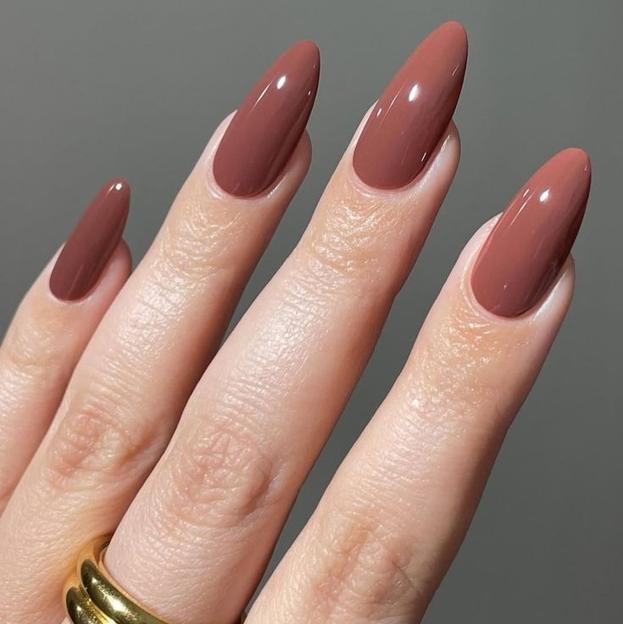 Manucure avec une couleur d'ongles mousse moka tendance