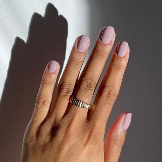 Tendance des ongles aux tons mauves pour janvier 2025