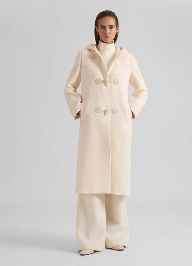 Coat blanc avec une capuche Simorra, 228 euros.