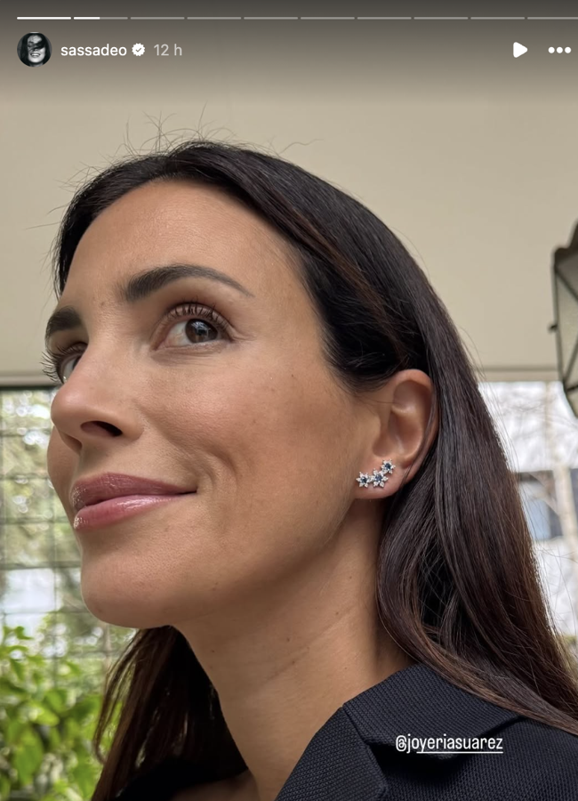 Sassa de Osma avec une touche de brillance sur les lèvres. Photo: @sassadeo.