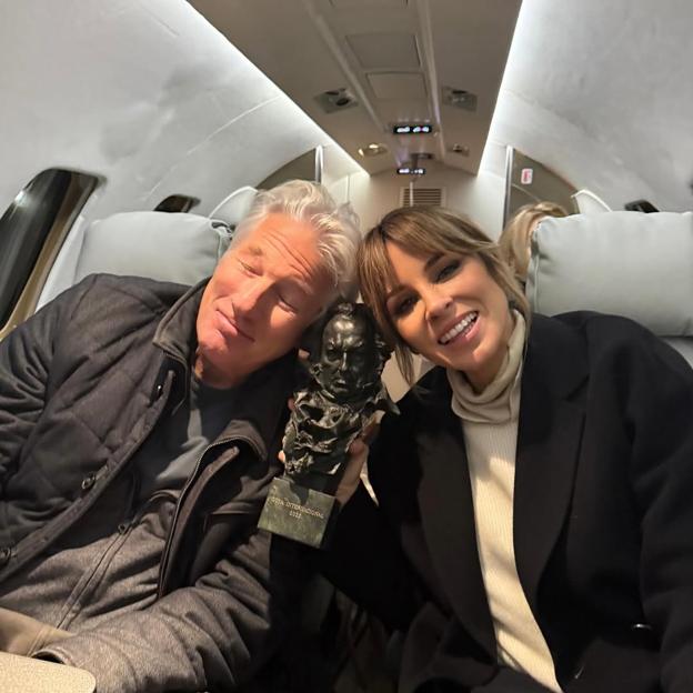 Richard Gere et son épouse Alejandra Silva, avec le Goya que l'acteur a réalisé. 