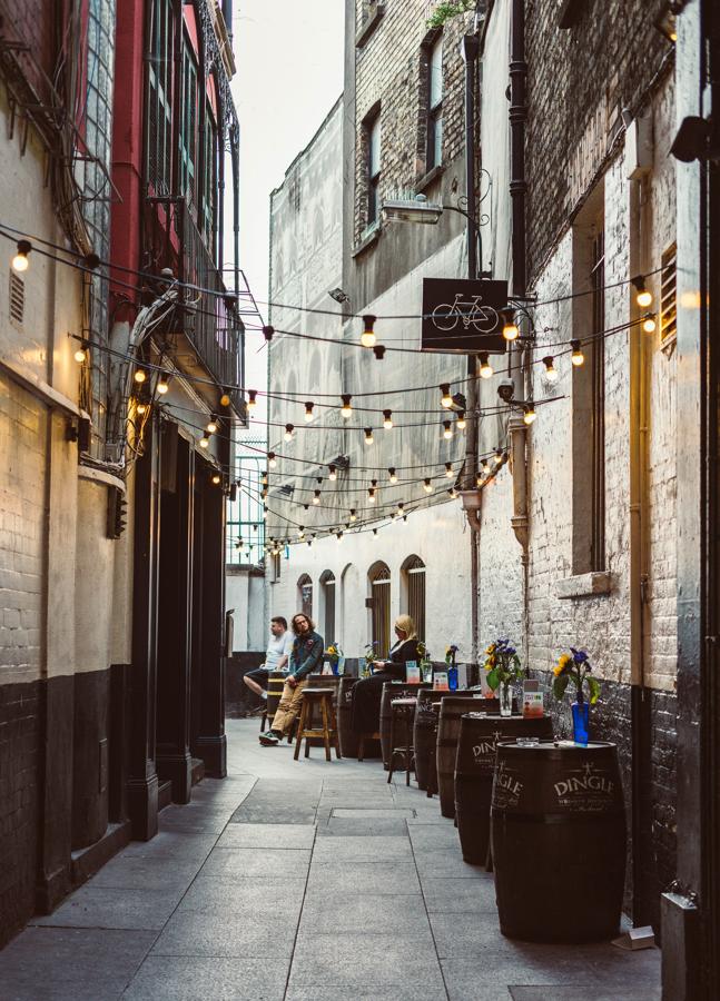 Extérieur d'un pub irlandais, un autre des endroits où certains des parcelles de la morsure d'abeille. / Ving / Unsplash