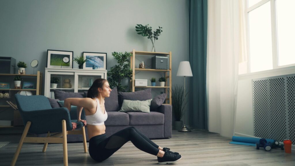 Vous avez juste besoin d'une chaise pour tonifier tout votre corps en 15 minutes
