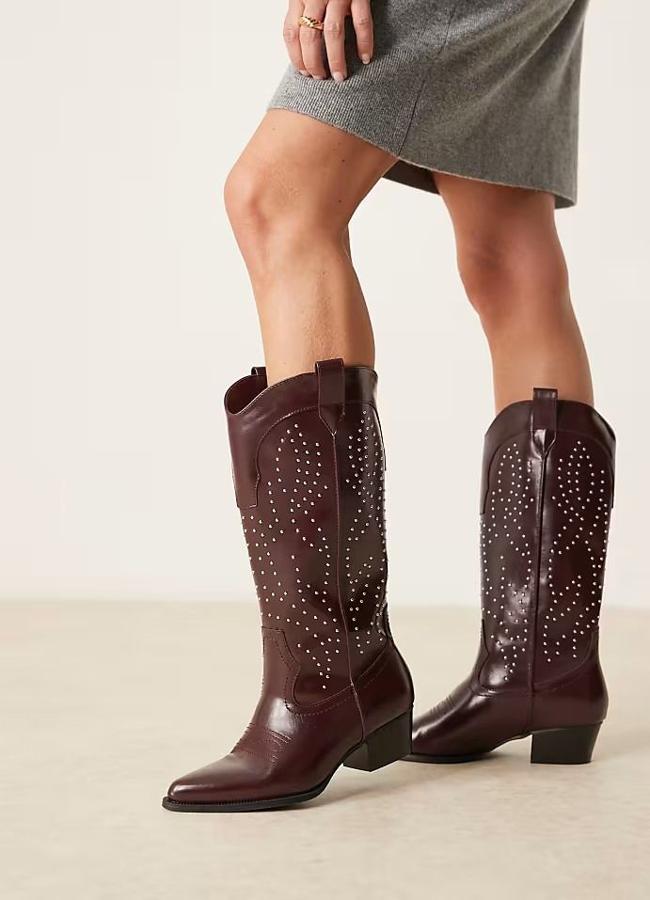 Bottes de cowboy avec des goujons