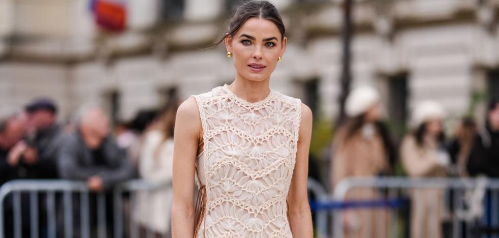 Robes avec une taille tombée, la tendance du printemps qui stylise