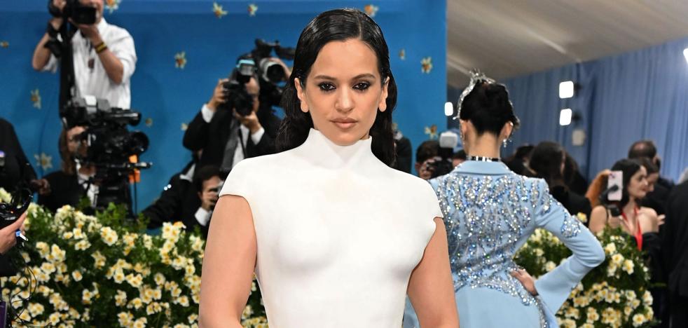 Rosalia s'habille en sculpture classique au Met Gala 2025 avec une robe blanche Balmain