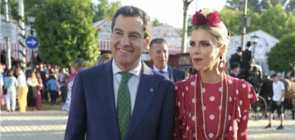 Manuela Villena, la mieux habillée de la foire d'avril avec un costume de flamenco de taupes et de fleurs dans les cheveux naturels