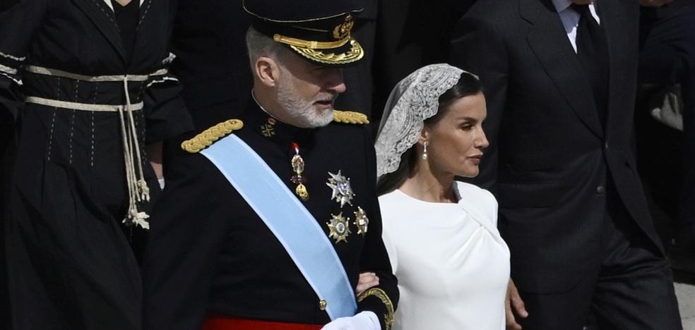 La reine Letizia exerce son "privilège blanc" à la masse de départ du pape Leo XIV
