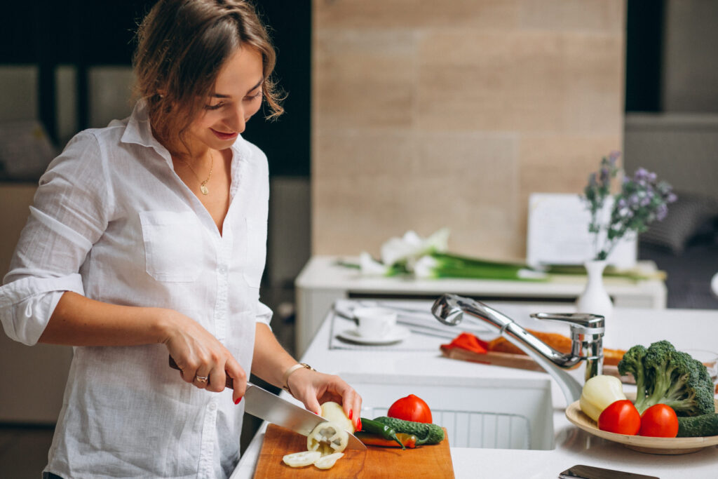 De la casserole en téflon à la bouteille en plastique: pourquoi vous devriez dire au revoir à ces perturbateurs endocriniens à la ménopause