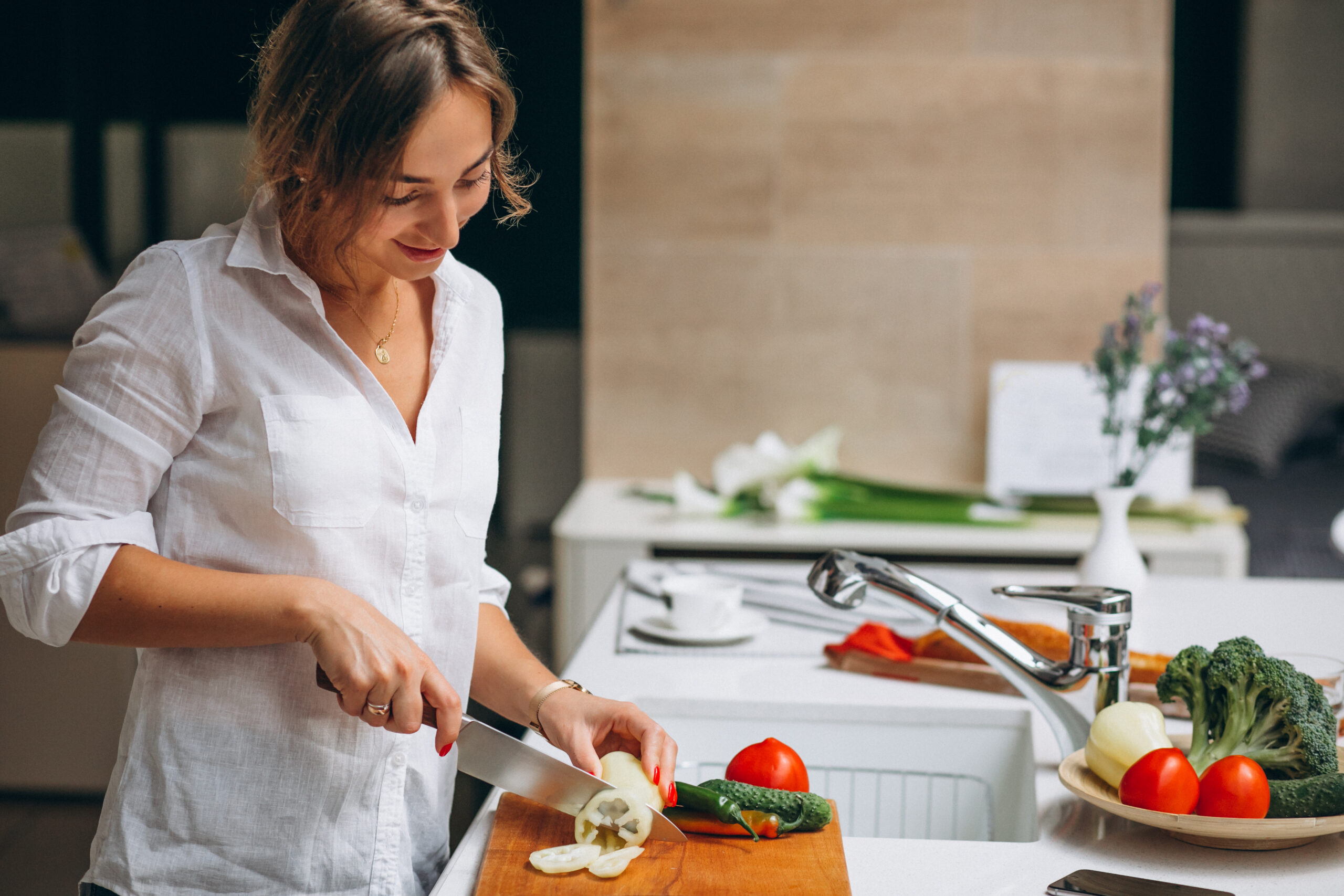 De la casserole en téflon à la bouteille en plastique: pourquoi vous devriez dire au revoir à ces perturbateurs endocriniens à la ménopause