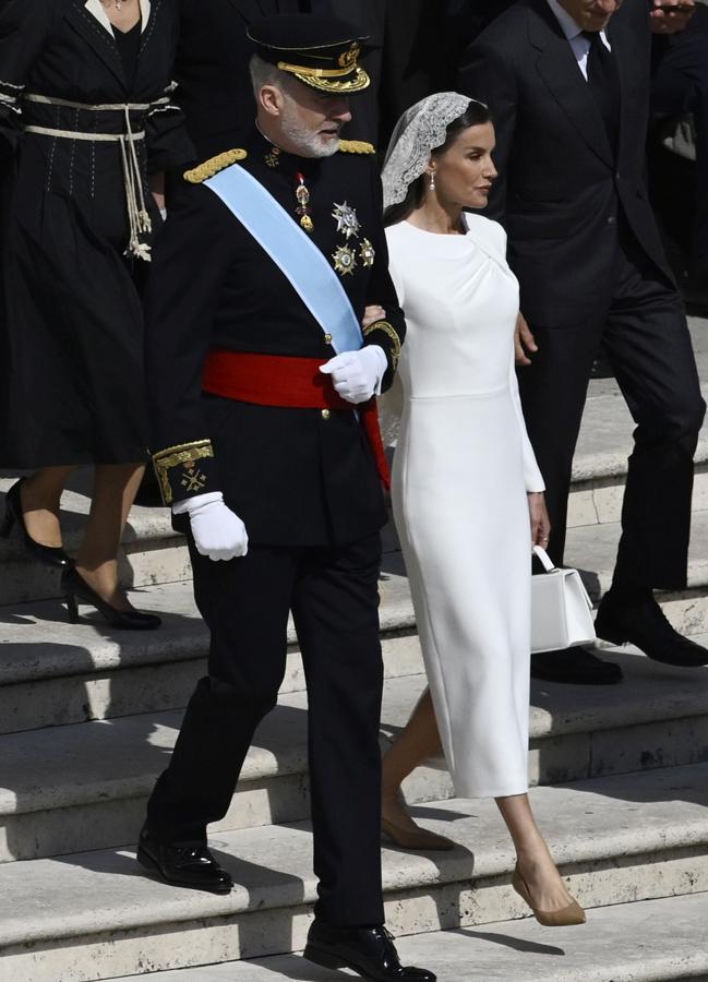 La reine Letizia a complété le look avec Brown Halls. / Images limitées