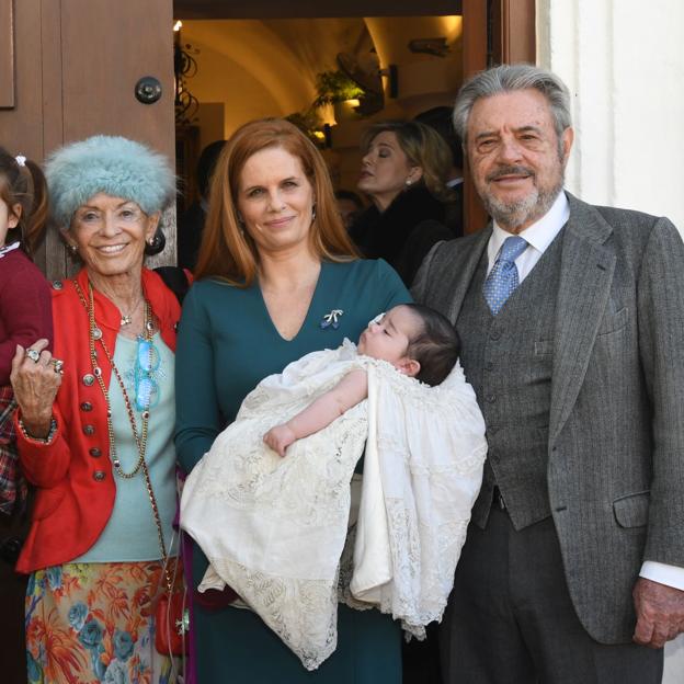 Francisco de Borbón et la princesse Beatrice, avec sa fille Olivia dans le baptême de son fils Francisco, en 2018. 