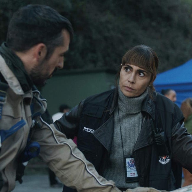MAITE ZABALA (Itziar Atienza) est l'inspecteur chargé de l'enquête sur la disparition de Jon.