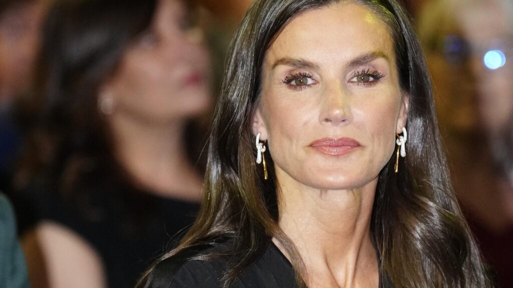 La reine Letizia transforme un singe noir de base avec les plus élégants dans les pentes d'Espagne