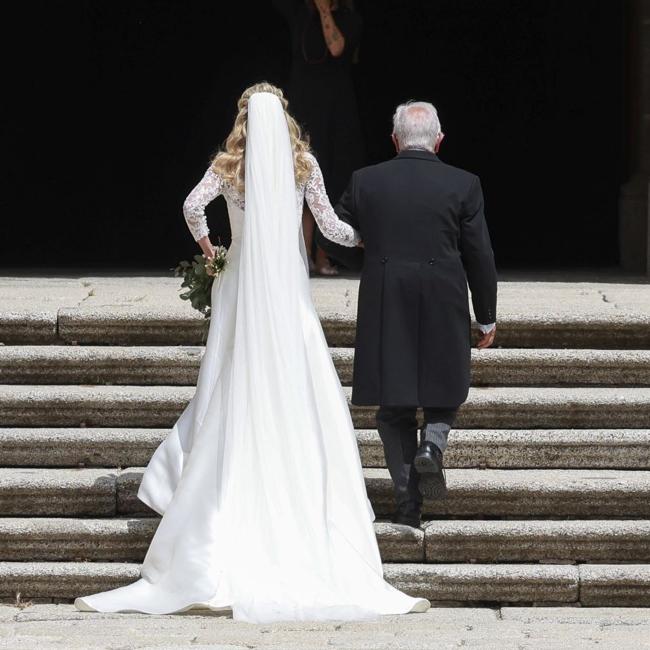 La robe de mariée avait une queue ronde.