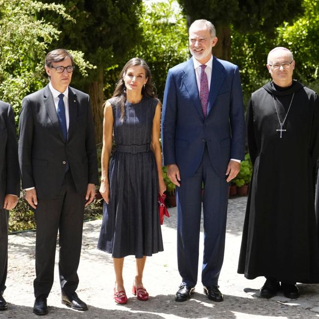 Les rois à côté des autorités lors de leur visite au monastère de Montserrat.
