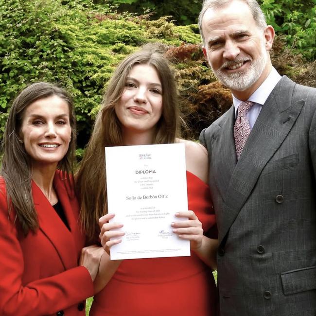 Infanta Sofia, le jour de sa remise des diplômes, flanquée de ses parents, les rois.