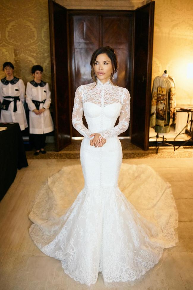 La robe avait des manches en dentelle et une queue ronde.