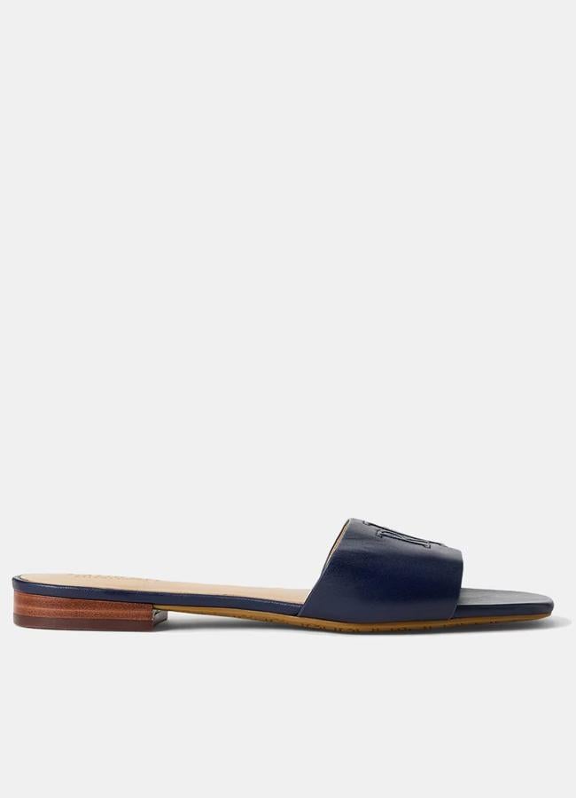 Image - Blue de la marine de sandale plate Everley en cuir Ralph Lauren, 139 euros.