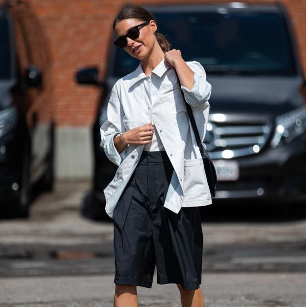 Bermudas en parfait costume pour aller au bureau cet été