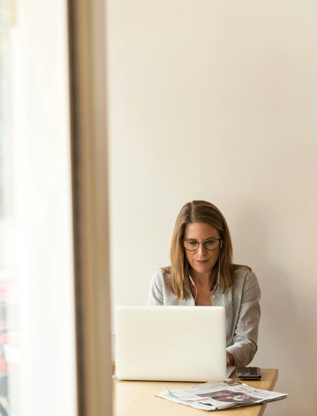 Femme atteinte de ménopause dans le bureau de sa maison