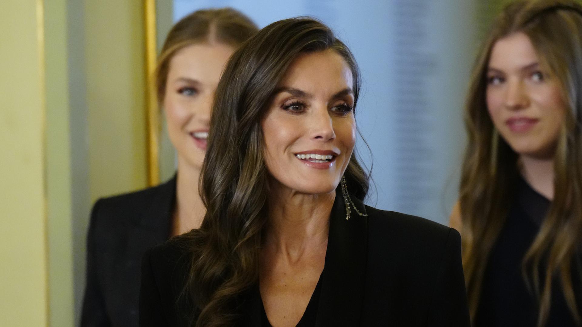 Letizia, beau et caché à Barcelone: l'explication du look le plus solennel qui a pris en 2025