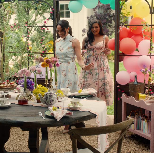Meghan Markle et son amie, actrice et scénariste Mindy Kaling.