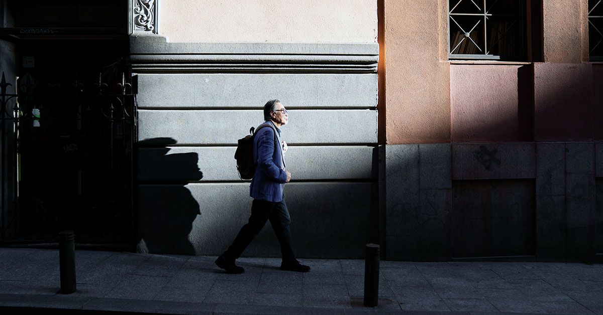 Stimuler votre rythme de marche de 14 pas par minute pourrait combattre la fragilité