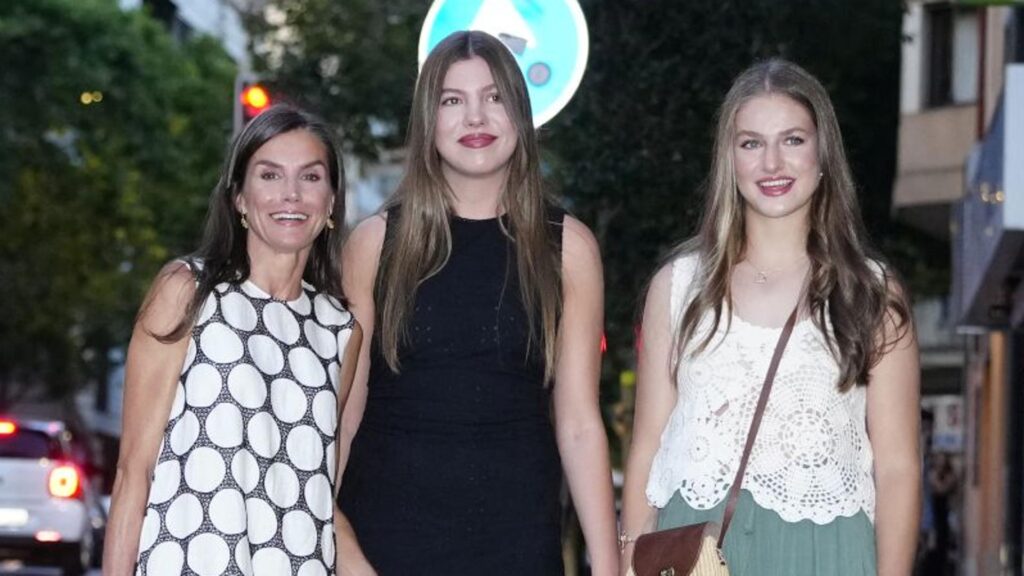 La surprise de la reine Letizia à Majorque: va au cinéma avec une robe de Carolina Herrera Fluido et des sandales grecques
