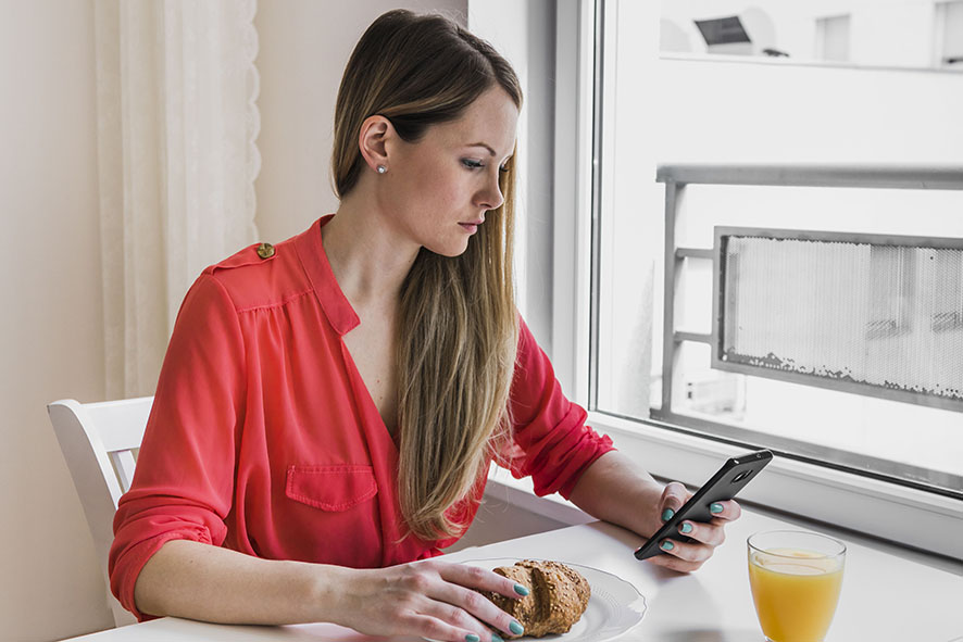Manger implique vraiment la routine, l'attention et ce qui entoure le plat