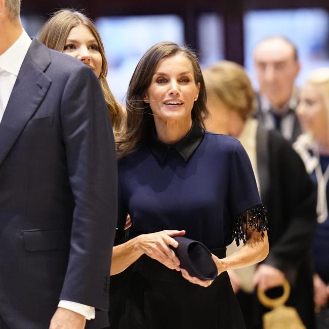 La reine Letizia a ajouté une pochette bleu nuit.