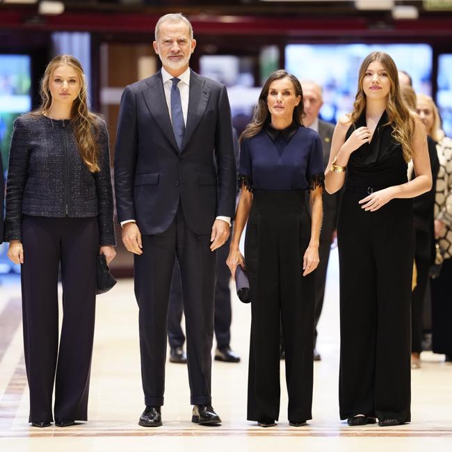 Les rois Felipe et Letizia ainsi que leurs filles, la princesse Leonor et l'infante Sofía, président le concert dans l'antichambre.