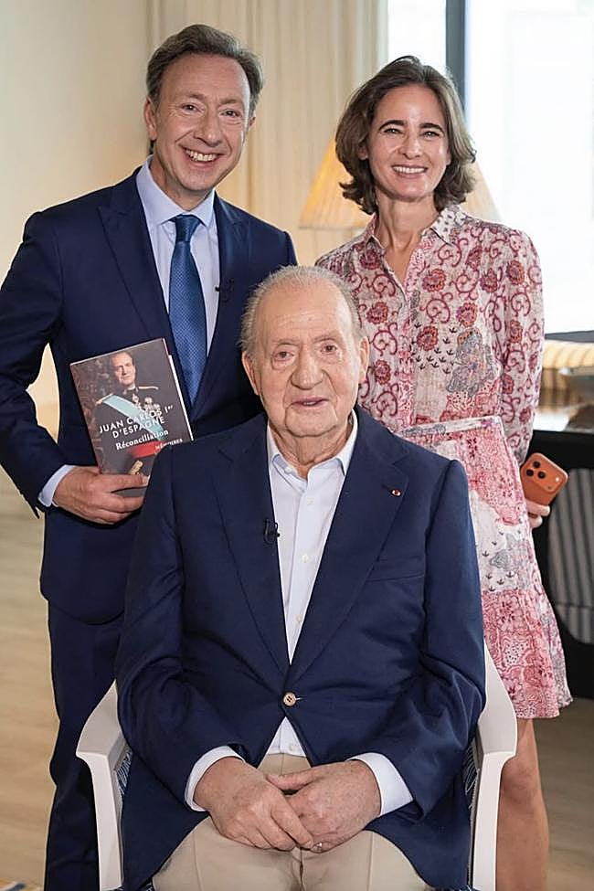 Le journaliste Stéphane Bern, en compagnie de la biographe du roi Juan Carlos, Laurence Debray, et du monarque espagnol, à Abu Dhabi, lors de l'enregistrement de l'interview.