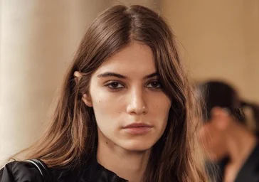 La tendance des sourcils cet été évolue vers le naturel, selon les experts