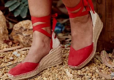 Espadrilles compensées rouges : la chaussure confortable et colorée qui revient en 2026