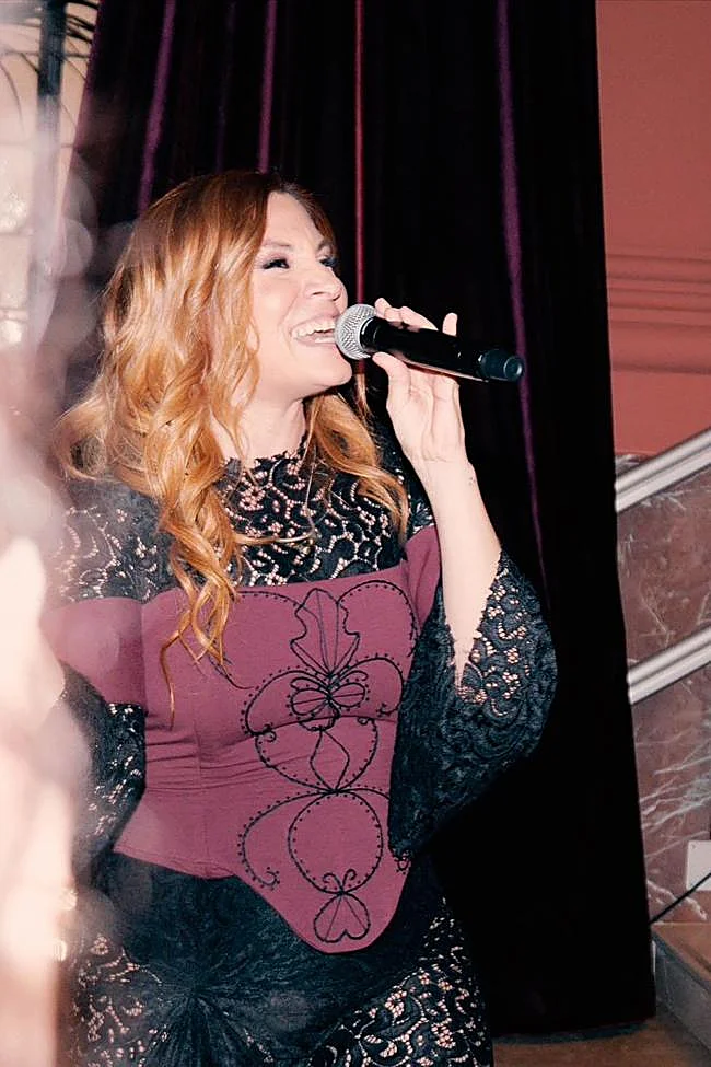 La chanteuse Leire Martínez au look Langarica.