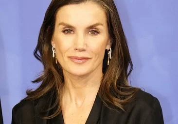 La reine Letizia, en noir et avec des boucles d'oreilles originales au concert hommage aux victimes du terrorisme