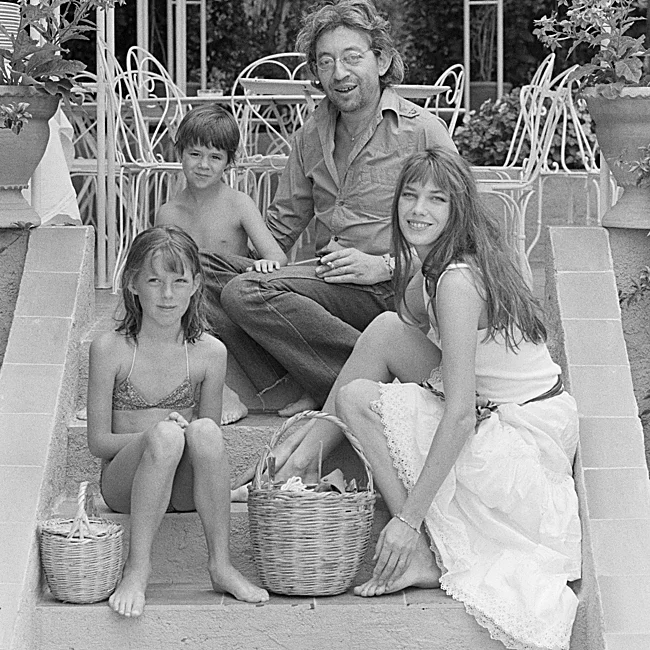 Jane Birkin avec Serge Gainsbourg et leurs filles Kate et Charlotte à Saint-Tropez en 1977.