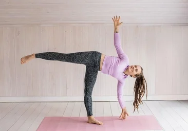 Demi-lune, la posture de yoga que les instructeurs recommandent si on a des problèmes d'équilibre à 50 ans