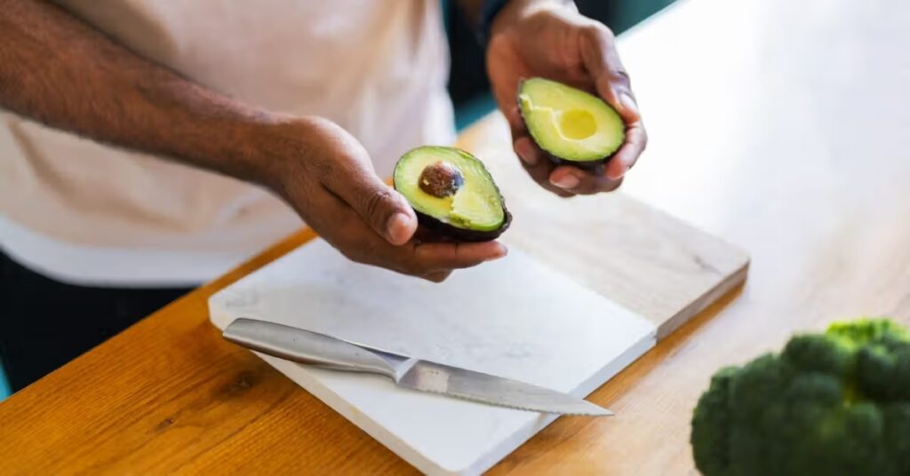 Manger un avocat par jour pourrait réduire le cholestérol chez les adultes obèses