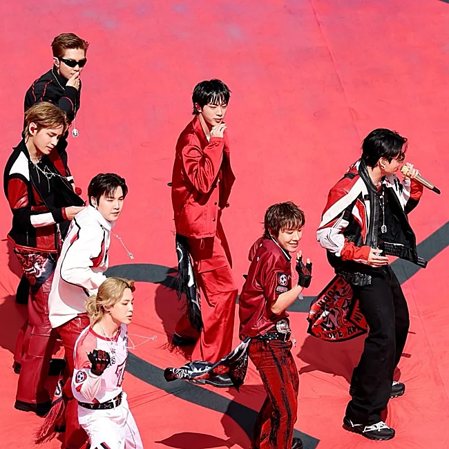 Les BTS ont triomphé à la mi-temps.