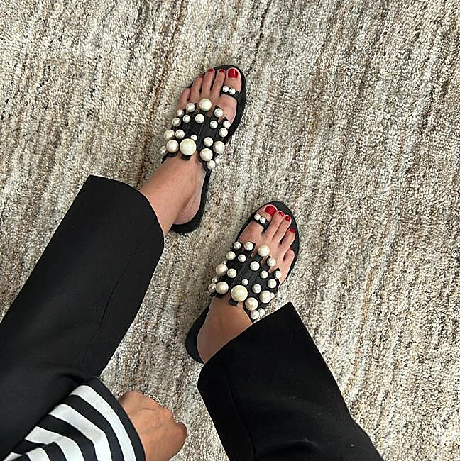 Le port de chaussures ouvertes provoque des pieds secs.