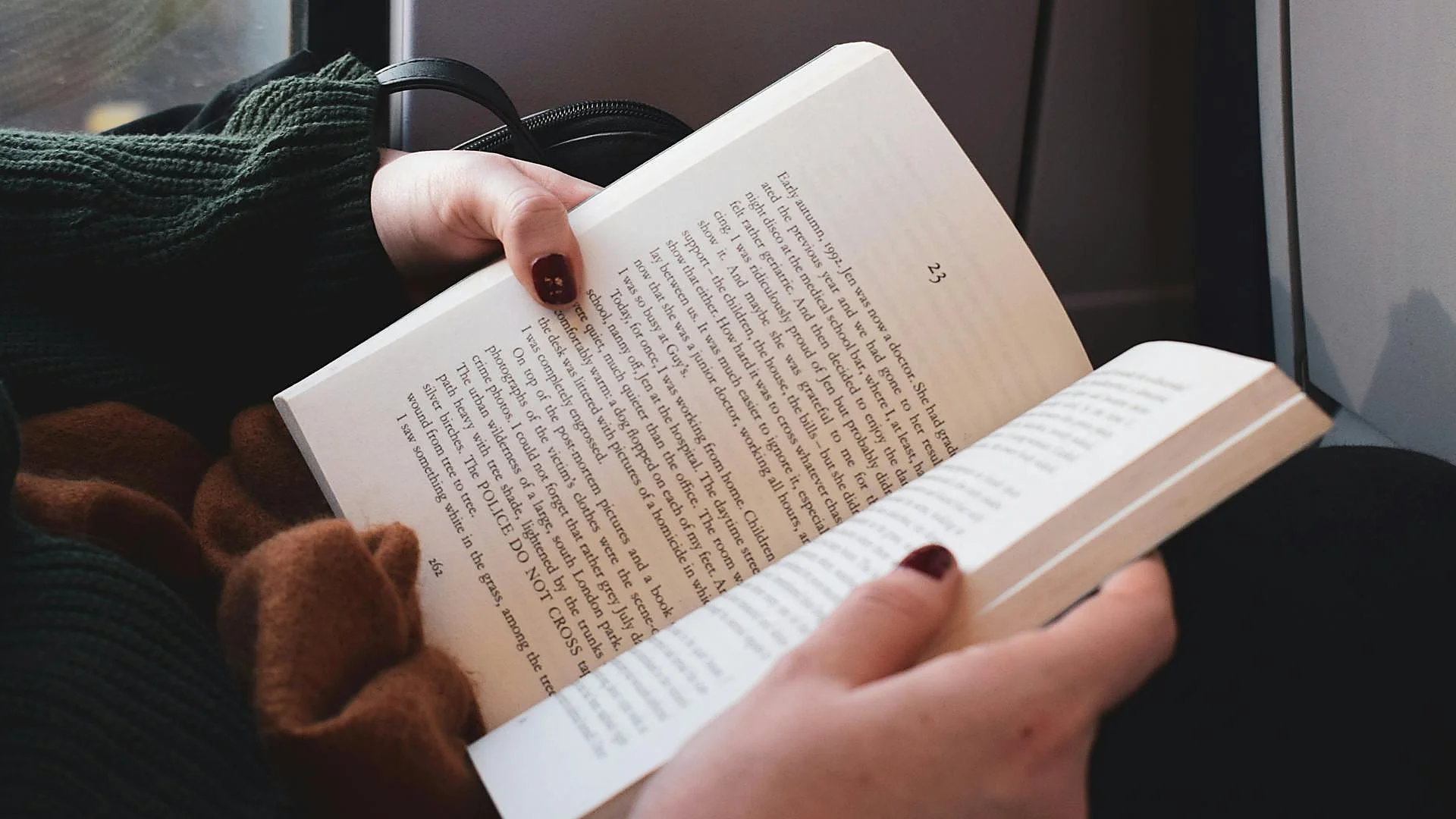 Les meilleurs livres à lire sur un long vol : des romans qui vous accrochent dès la première page