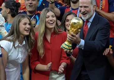 Les rois dans la boîte blindée de Trump : le foulard rouge du roi, les salutations de Letizia à Melania et la joie sur l'herbe